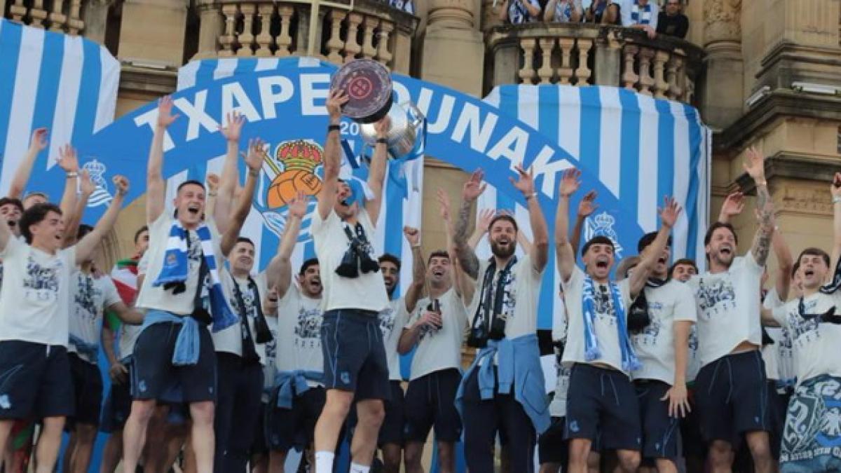 Donostia se rinde a sus héroes: la marea txuri urdin abraza la Copa, que ya reina en casa