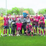 Los jugadores del Olot homenajean a Erick