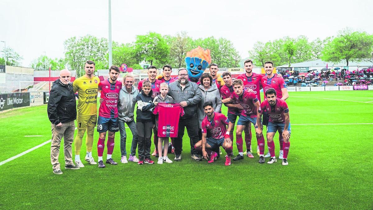 Los jugadores del Olot homenajean a Erick