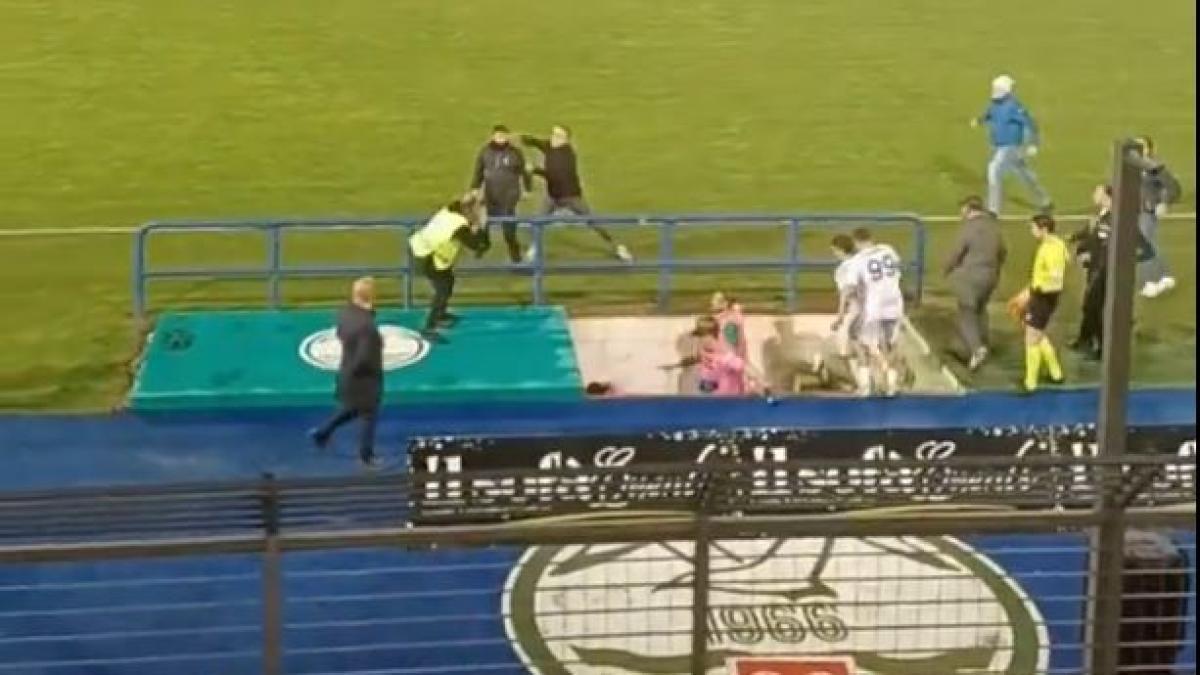 Pierden un partido clave para no descender y tienen que huir perseguidos por sus aficionados