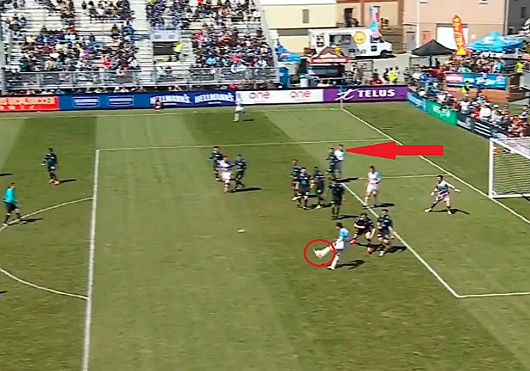 El escándalo arbitral que faltaba: ya es legal marcar gol en fuera de juego