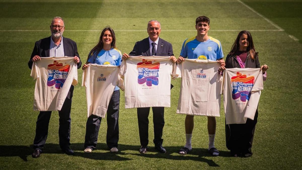 El Barça y Òmnium Cultural se unen por el catalán en vísperas de la Diada de Sant Jordi