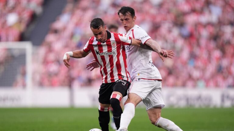 Unai Simón le gana la partida a Budimir