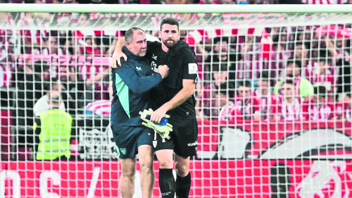 Unai Simón saca todos sus galones