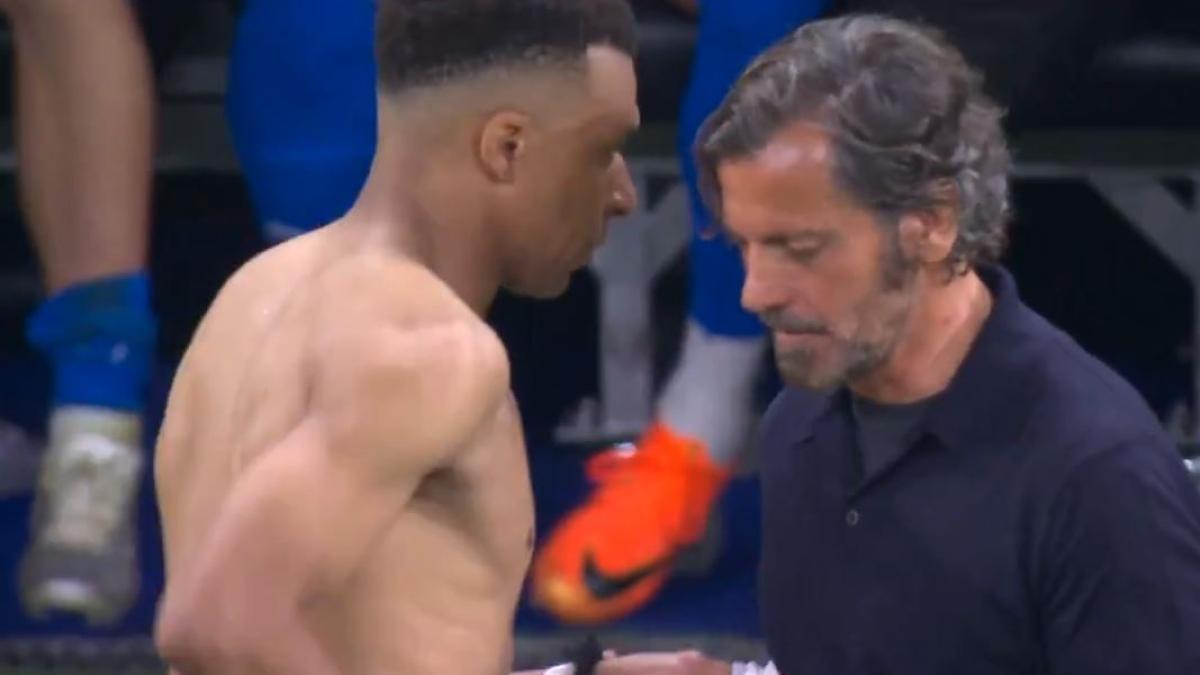 La imagen de la sorpresa: ¡Mbappé regala su camiseta a Quique Sánchez Flores!