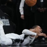 Wembanyama se retira con un fuerte golpe en la cara y los Blazers empatan la serie