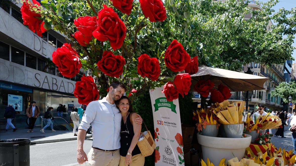 La diada de Sant Jordi inunda de libros y rosas la ciudad de Barcelona
