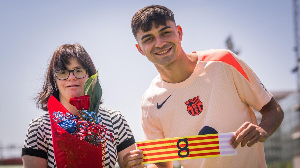 Entrañable encuentro entre Anna Vives y Pedri con intercambio de regalos