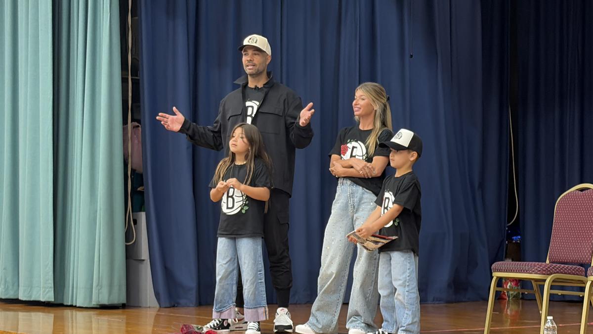 Jordi Fernández vuelve a traer Sant Jordi a las escuelas de Brooklyn