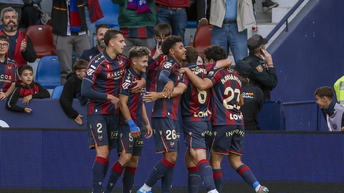 2-0: El Levante, más cerca de la permanencia ante un Sevilla ajusticiado por un 'ex'