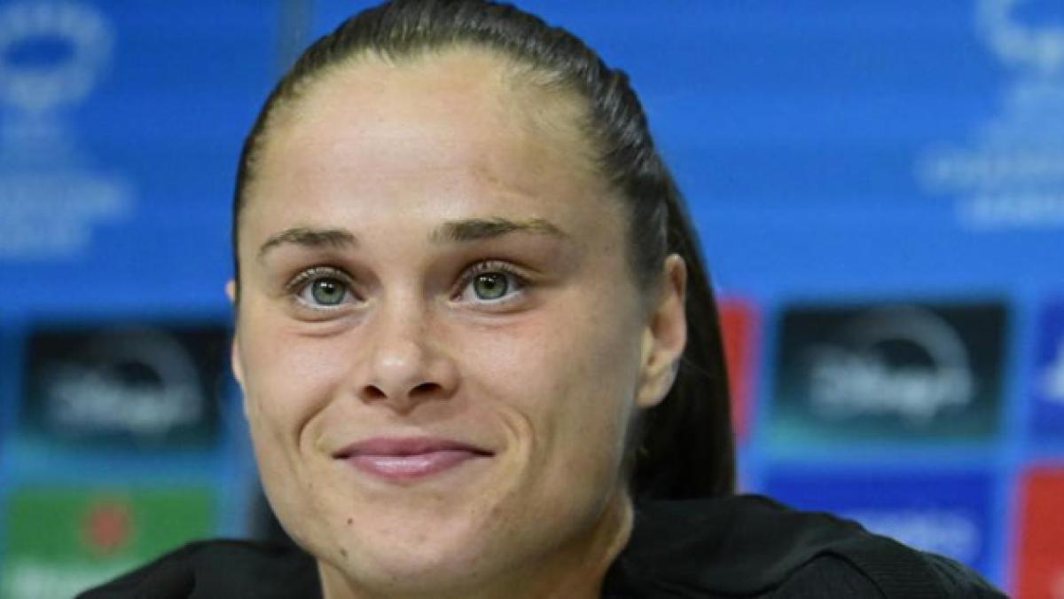 Pajor: "Es genial para el fútbol femenino jugar en estos estadios"