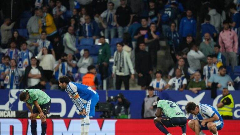 Tensión en Cornellà-El Prat: abucheos y gritos de "fuera, fuera"