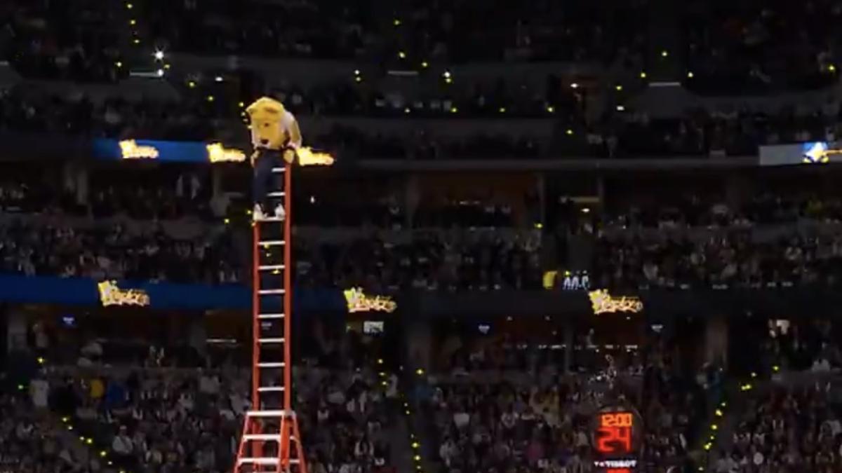 La mascota de los Nuggets cobra este pastizal por hacer locuras como esta
