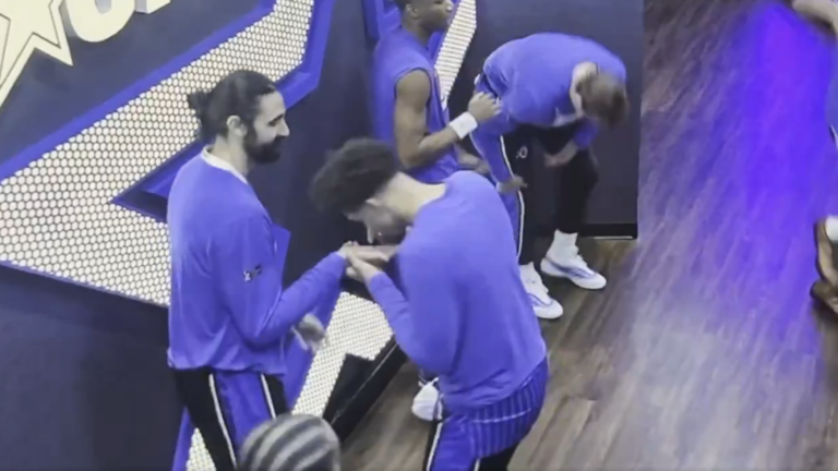 Dos jugadores simulan esnifar droga antes de jugar los playoffs de la NBA: "Se están pasando de la raya"