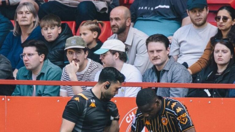 Se recupera de una lesión de cruzados, vuelve al campo más de 400 días después y se rompe la otra rodilla a los 10 minutos