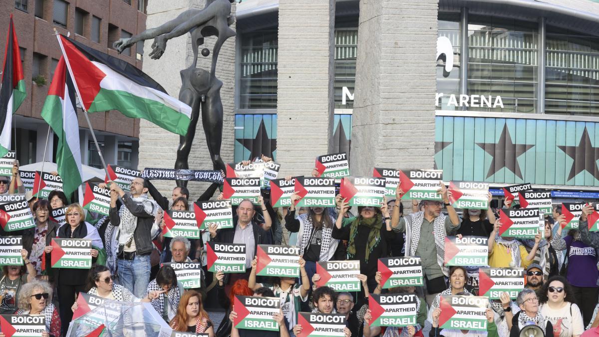 Manifestación a las puertas del Movistar Arena antes del Madrid-Hapoel