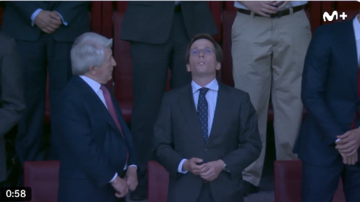 Martínez-Almeida no pudo evitar emocionarse, cantando el himno del Atlético