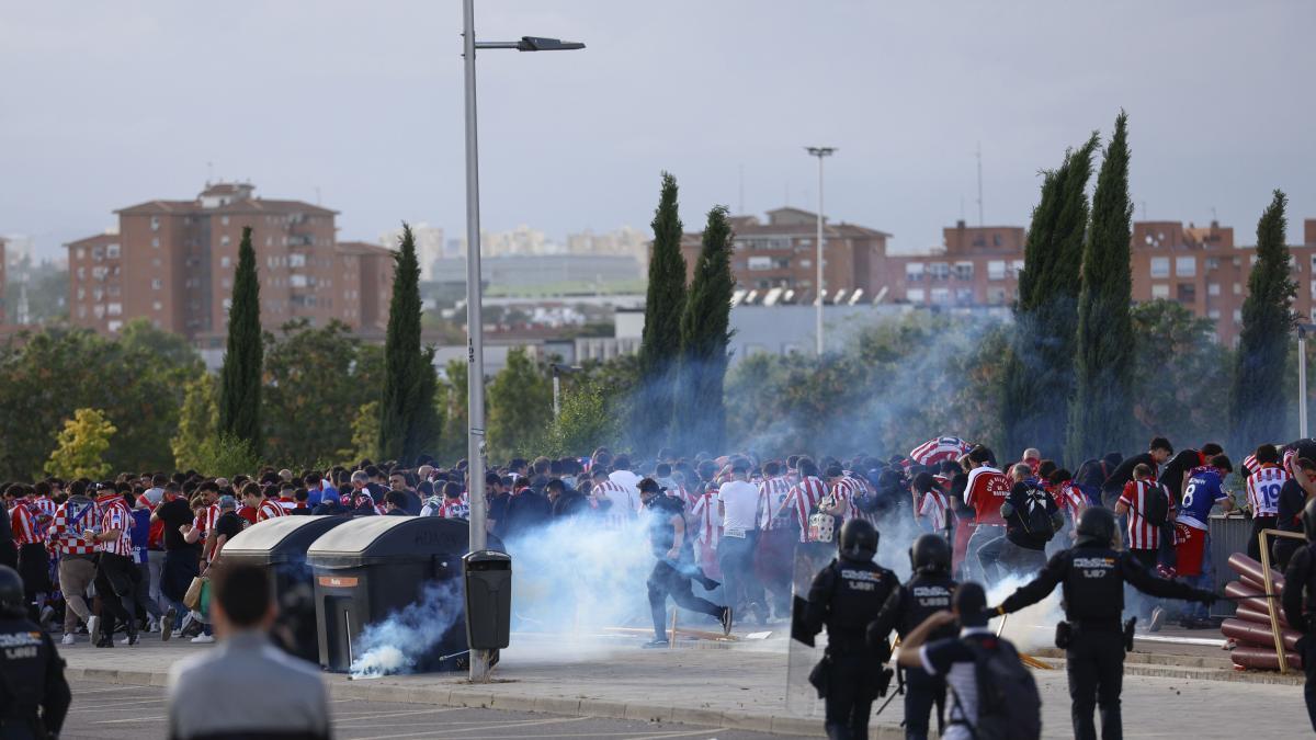 Cargas policiales contra aficionados del Atlético