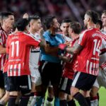 1-1: El Flamengo pincha pero sigue líder en un partido con follón
