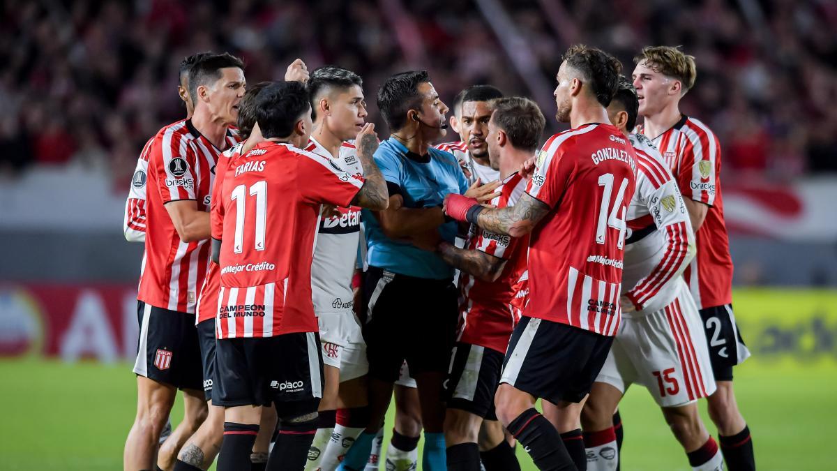 1-1: El Flamengo pincha pero sigue líder en un partido con follón