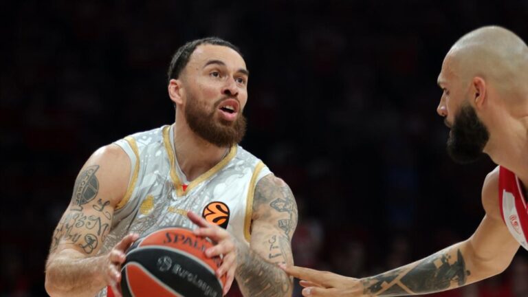 Mike James, suspendido