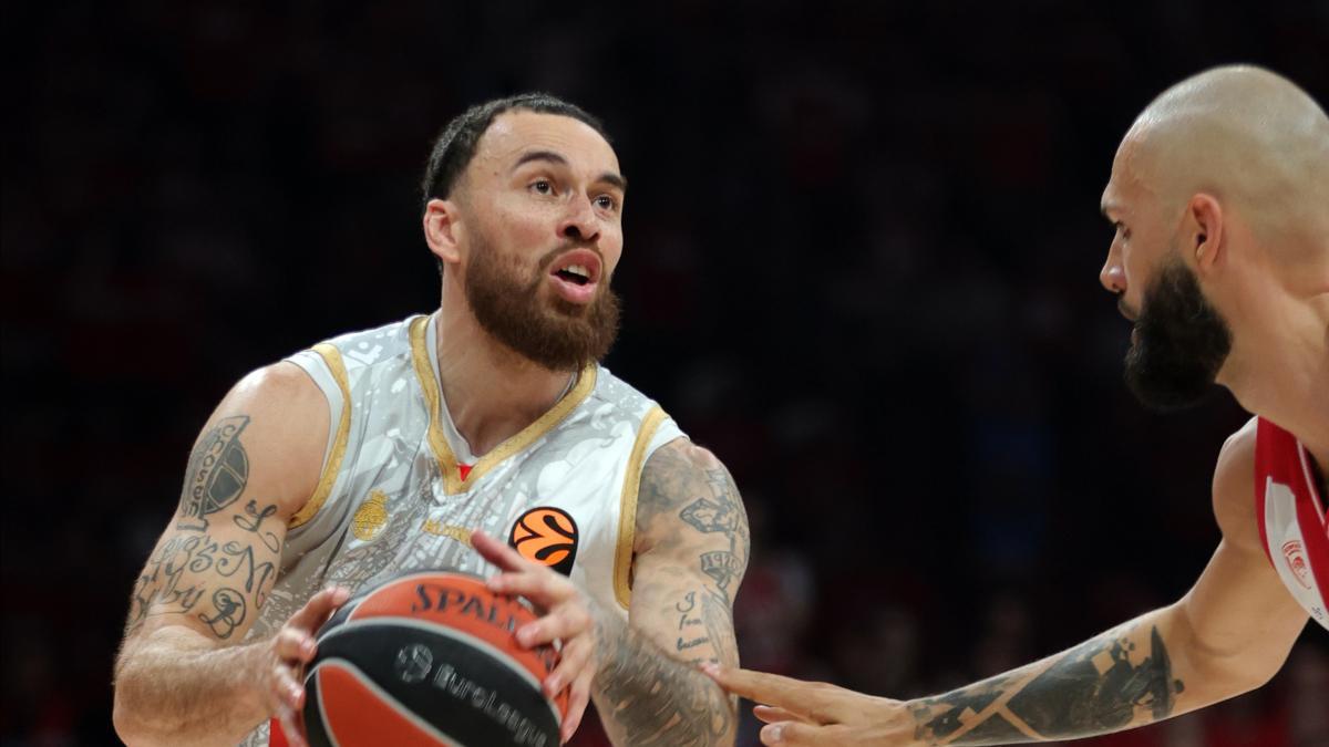 Mike James, suspendido