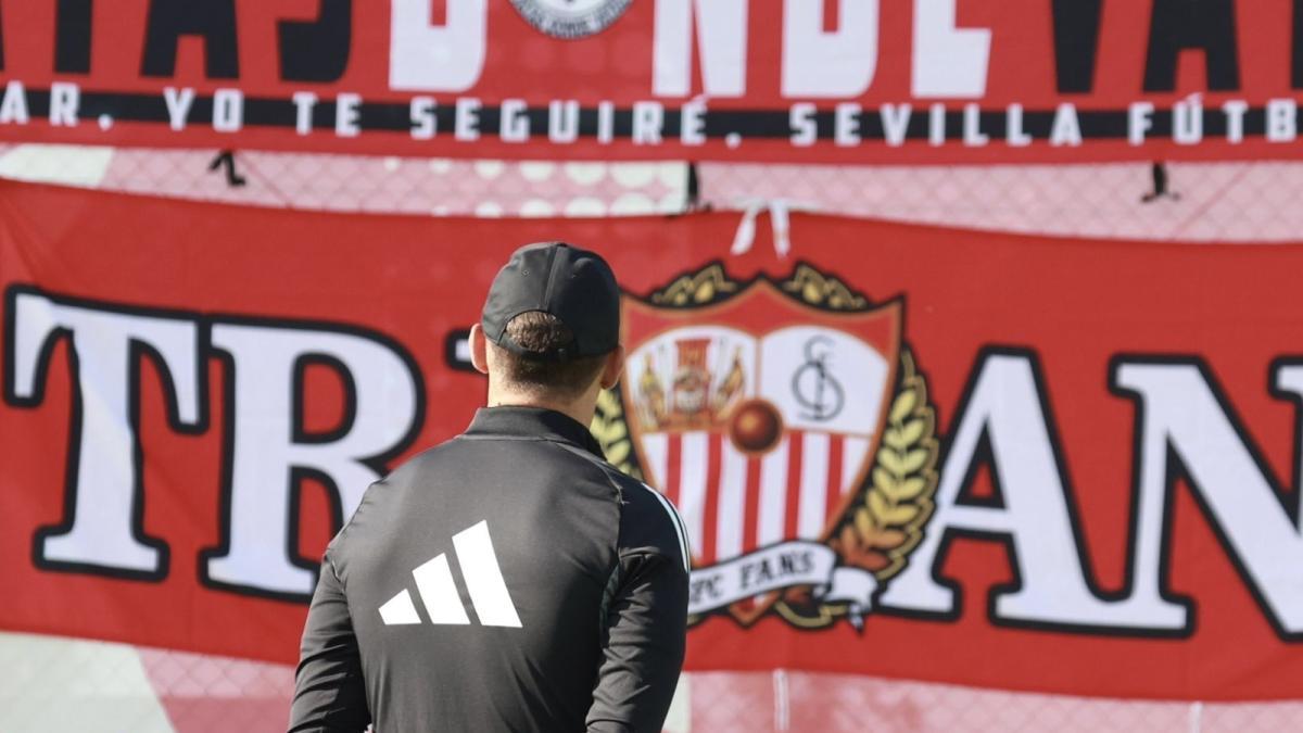 La ciudad deportiva aparece decorada con pancartas de las peñas