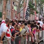 ¡Increíble recibimiento del barrio de Vallecas ante unas semifinales históricas!