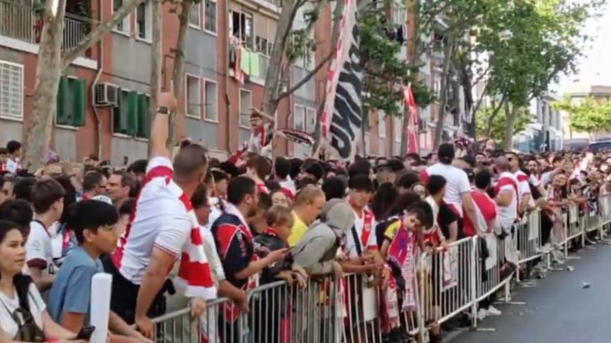 ¡Increíble recibimiento del barrio de Vallecas ante unas semifinales históricas!