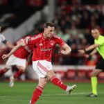 Un penalti absurdo de Digne complica la final a Emery y la acerca al Nottingham