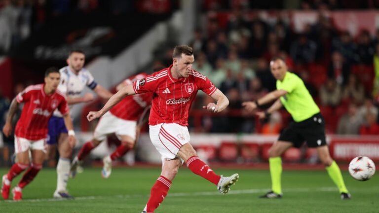 Un penalti absurdo de Digne complica la final a Emery y la acerca al Nottingham