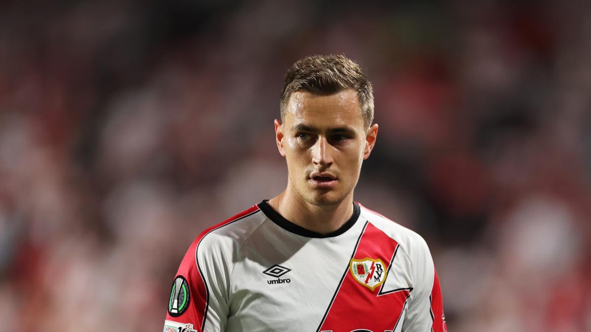 "Le miro de refilón y veo como con el pie va a por mí"