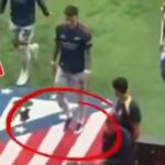 Tensión entre Simeone y White por pisar el escudo del Atlético de Madrid