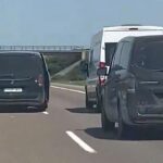 Detenidas dos personas por amedrentar con furgonetas a un vehículo con la bandera del Atlético en Extremadura