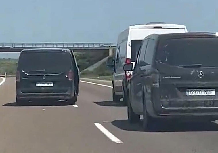 Detenidas dos personas por amedrentar con furgonetas a un vehículo con la bandera del Atlético en Extremadura