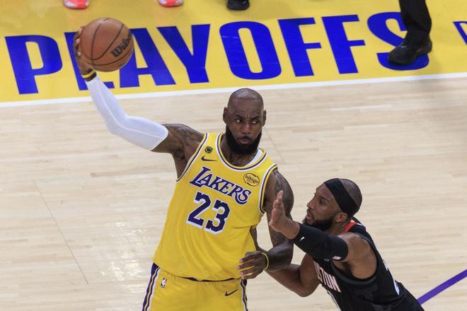 Los Lakers sacan pecho en el primer duelo de 'playoff' sin Doncic