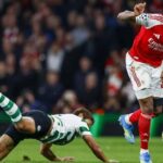 El Arsenal se cita con el Atlético entre polémicas y bostezos