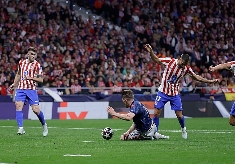 Atlético-Arsenal: vaya desastre de árbitro