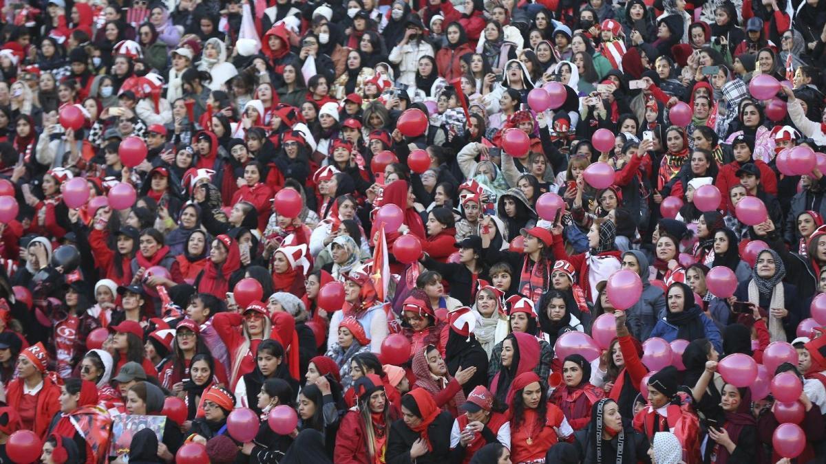 "A las mujeres les gusta el fútbol tanto como a los hombres: ¿por qué no pueden entrar a los estadios?"