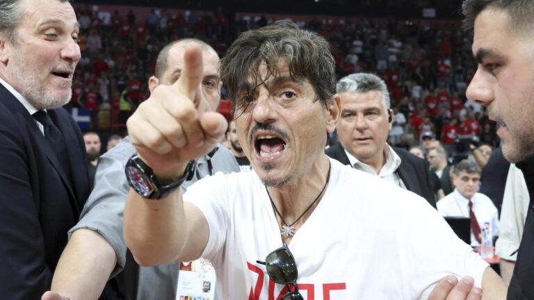 El Panathinaikos llena el pabellón con fotos de ¡la cara de su presidente sancionado!