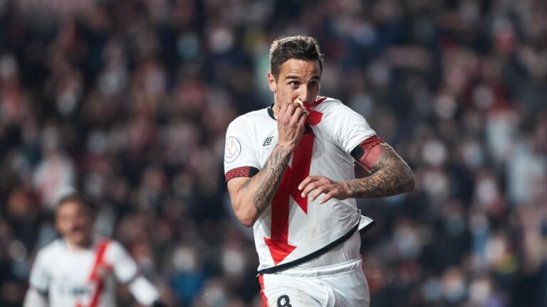 La afición del Rayo le hará un homenaje a Óscar Trejo en su último partido en Vallecas