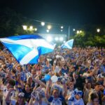 "Estamos de vuelta": una marea blanquiazul celebra en la calle el ascenso del Tenerife