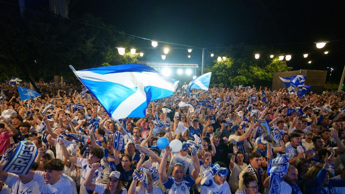 "Estamos de vuelta": una marea blanquiazul celebra en la calle el ascenso del Tenerife