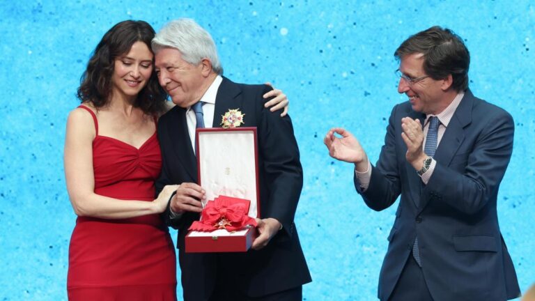 Enrique Cerezo, presidente del Atleti, recibe de Díaz Ayuso la Gran Cruz del Dos de Mayo