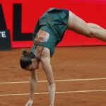 Kostyuk niega el saludo a Andreeva y celebra el título de forma acrobática