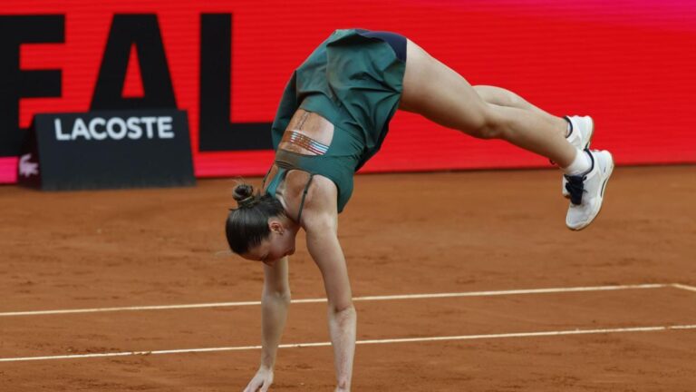 Kostyuk niega el saludo a Andreeva y celebra el título de forma acrobática