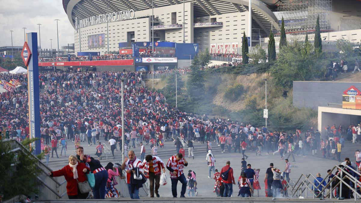 Profundo malestar de la afición del Atlético por la actuación policial en el Metropolitano