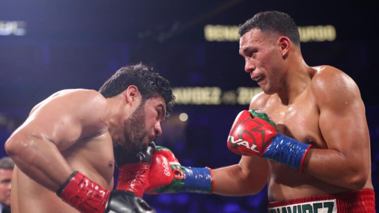 El boxeador David Benavidez hace historia venciendo a Gilberto Ramírez y reinando en tres categorías