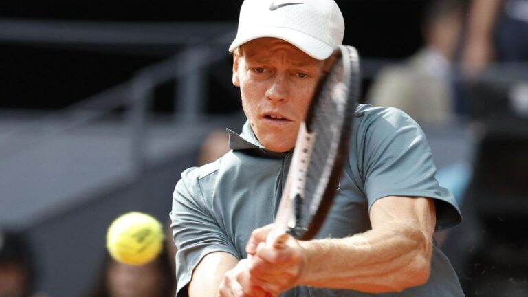 Sinner, a un mes de entrar en la leyenda del tenis con un Alcaraz que preocupa