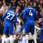 Estremecedora imagen del debutante Derry con el Chelsea: inmovilizado y con oxígeno tras un golpe en la cabeza